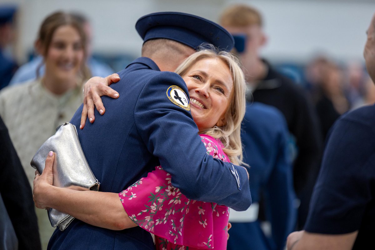 IrishAirCorps's tweet image. 🎓 Yesterday we celebrated the graduation of the 79th Apprentice Class at Casement Aerodrome. A proud milestone after 4 years of intense military and technical training.
Congrats to our 12 new Aircraft Technicians as they move on to the next stage of their Air Corps careers! ✈️