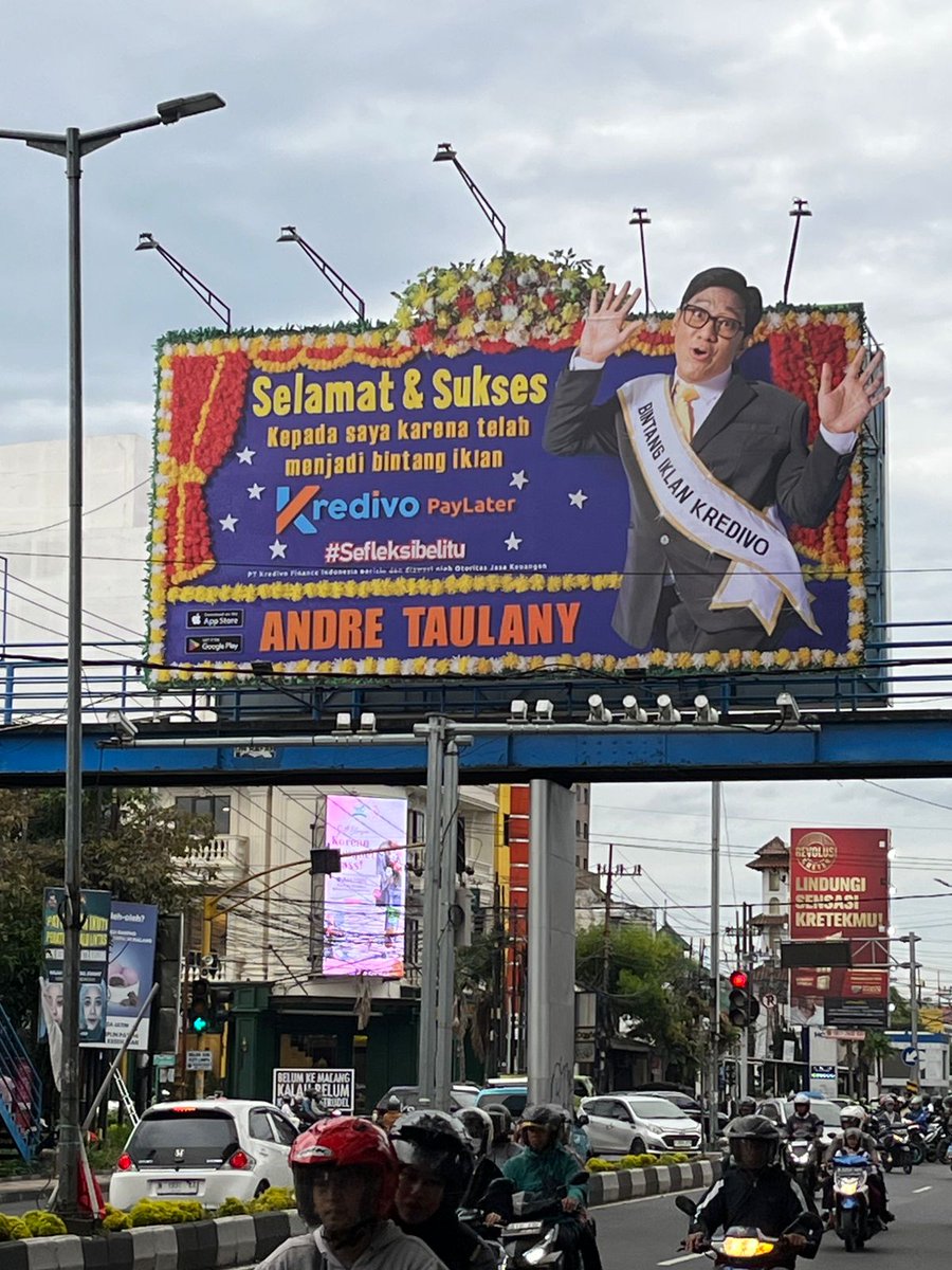 lagi jalan-jalan buat ngilangin penat terus liat #BillboardKredivoAndre jadi auto terhibur deh, soalnya posenya lucu banget wkwk ga pernah ga kocak yaa bapak bapak yang satu ini😭😭