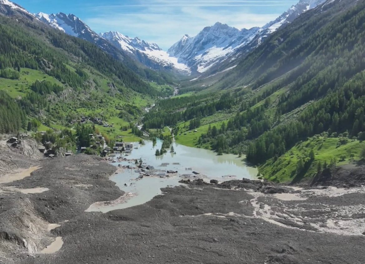 Wir stehen zu #Blatten! Nach dem verheerdenden Bergsturz braucht das Dorf im Lötschental unsere Unterstützung. Spende bitte auch du, um die betroffenen Menschen zu unterstützen und im schönen Bergtal wieder ein gutes Leben zu ermöglichen! 👉 shorturl.at/phtx0