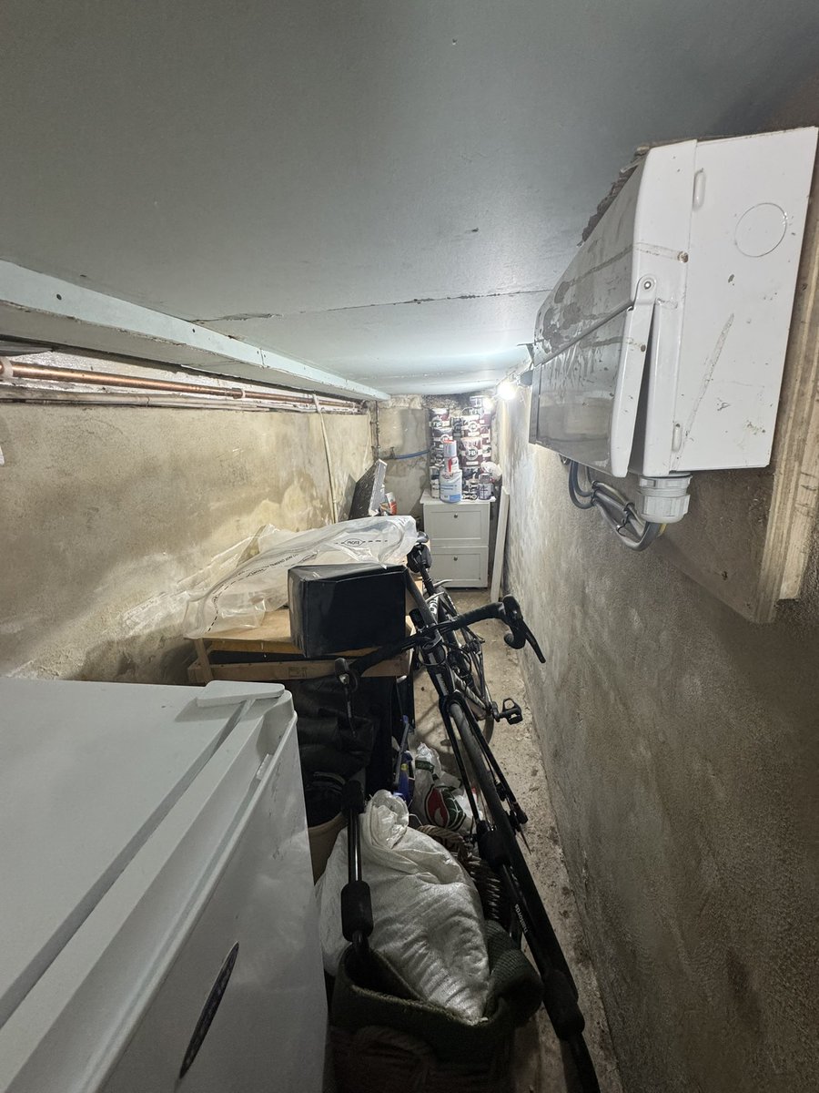 guys im stuck in a BASEMENTNDJSJKS