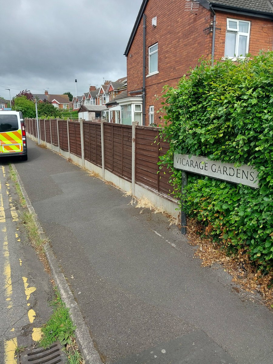 #Scunthorpe. This morning, Town NPT officer PCSO Barley👮‍♂️ has been on Vicarage Gardens, completing #Humbertalk surveys and registering residents to our free messaging service #Mycommunityalert.
#Inyourcommunity