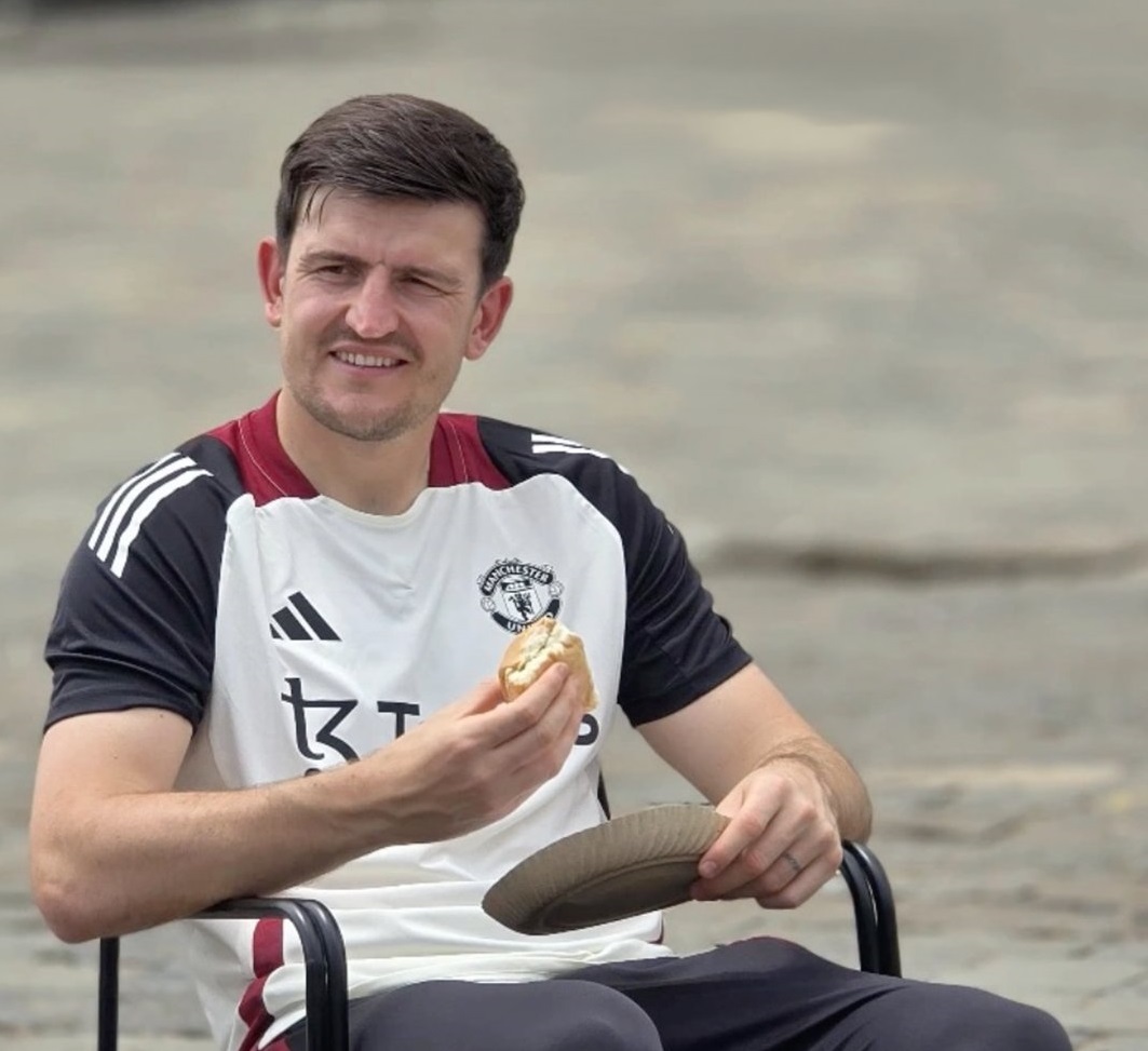 From Old Trafford to Colaba. 

Mumbai loves its football ⚽️ as much as it loves vada pav. Great to see the <a href="/ManUtd/">Manchester United</a> star <a href="/HarryMaguire93/">Harry Maguire</a>  soaking in the best of both. Welcome to Mumbai! 

Image courtesy: <a href="/PLforIndia/">Premier League India</a>