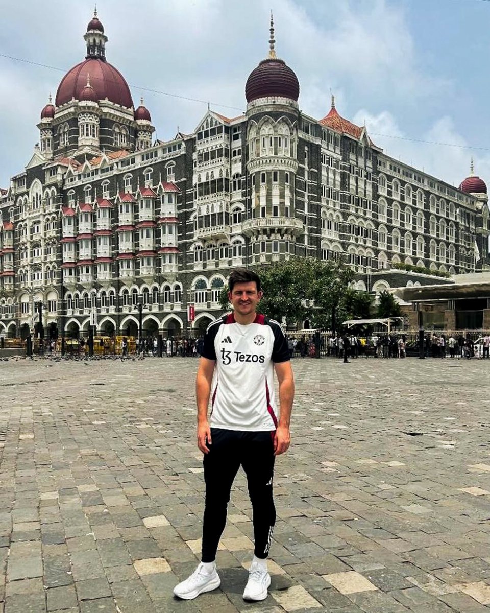 UKinMumbai's tweet photo. From Old Trafford to Colaba. 

Mumbai loves its football ⚽️ as much as it loves vada pav. Great to see the @ManUtd star @HarryMaguire93  soaking in the best of both. Welcome to Mumbai! 

Image courtesy: @PLforIndia https://t.co/atQLRRwQU5