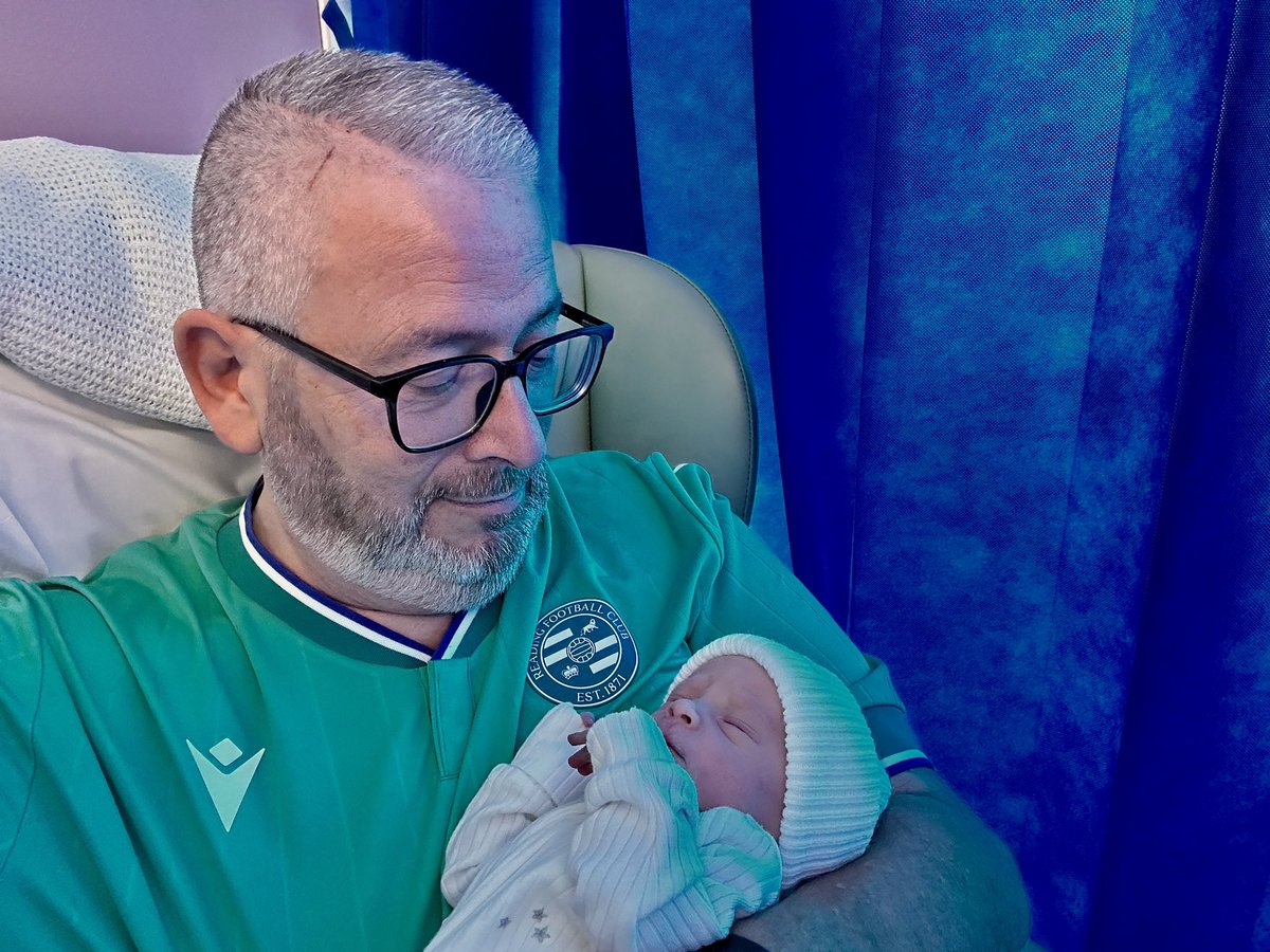 LoyalRoyalDaz's tweet image. First Grandchild, Logan, born Sunday 25th and on Monday 26th getting his first talking to about the Mighty Royals.
#readingfc @ReadingFC