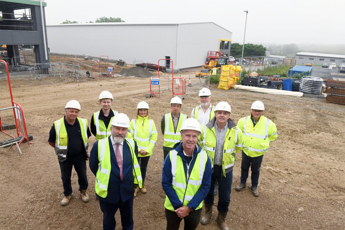 ✅ The roof has been topped out on the first purpose-built commercial units within the Plymouth and South Devon Freeport.

Cabinet member for Finance Mark Lowry was on hand to mark this crucial milestone.

Read more ➡️ ow.ly/pqhF50W1tHo

<a href="/PASDFreeport/">Plymouth and South Devon Freeport</a> | <a href="/DevonContractor/">Devon Contractors</a>