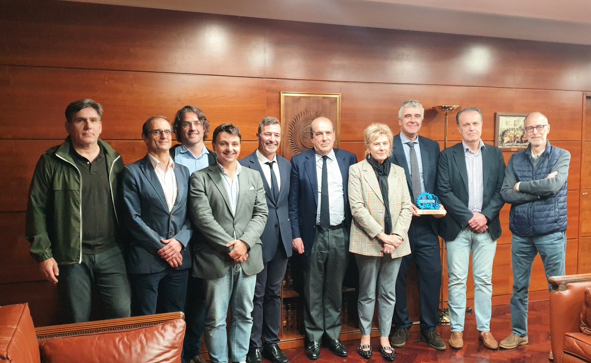 🚴‍♂️🏆 Hoy la sección de ciclismo del Ilustre Colegio de Abogados de A Coruña ha hecho entrega al Decano del premio del Desafío Cerne que han obtenido reciemente. ¡Enhorabuena a todos los participantes! 💪👏