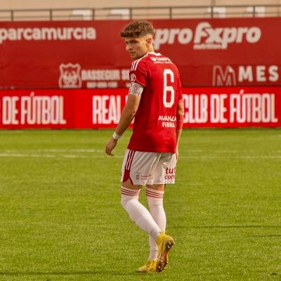 jpalomares90's tweet photo. 💡LUZ al final del túnel para TOTTI 🕳️

🆓El jugador del Real Murcia acaba contrato el 30 de junio y podrá firmar por cualquier equipos.

Era uno de los jugadores con más proyección en el club, capitán y pieza fundamental en el R. Murcia Imperial.

👊 Todo empezó con la firma de contrato con primer equipo porque tenía una oferta muy buena de Antequera 1RFEF.

Con ese contrato el jugador entendía que era de la primera plantilla a todos los efectos, sin embargo ni puede salir y tras el cierre de mercado al centrocampista le comunican que debe bajar al filial que entrenaba Carlos Cuéllar. El jugador lo considera una injusticia. 

Estuvo cerca de marchar al Conquense, pero la mala situación en el club dinamitó todo. 

🟢Medio centro, un 6, 23 años 🔓