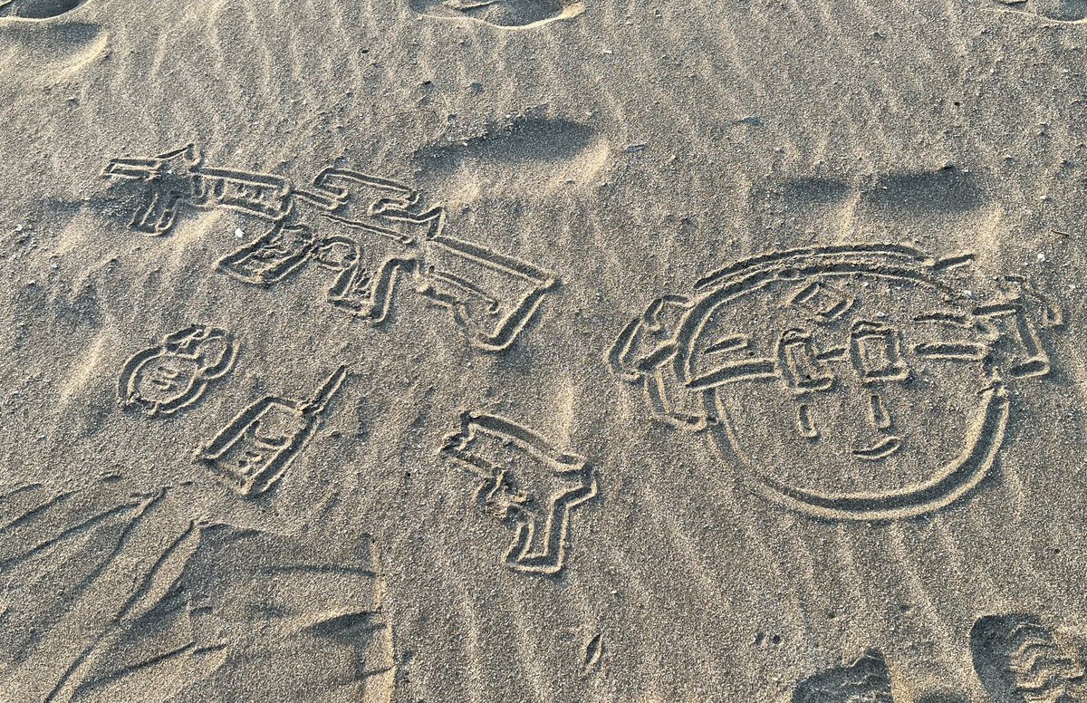 （小精靈在沙灘上的即興藝術）
ME：這照片是我嗎？
小精靈：是你
ME：是嗎？
小精靈：是！那時候還很年輕
ME：這就不是我🥺