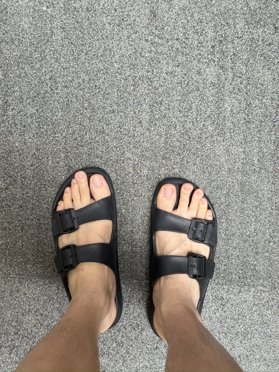 ช่วงนี้หน้าฝนอันตรายมากนะครับระวังกันด้วยทุกคน บางวันเจอฝน แต่บางวันเจอแดดแล้วลืมเก็บรองเท้ายาง ปล่อยตากแดดไว้รู้ตัวอีกทีหด ซื้อมา 43 น่าจะเหลือ 34 แล้วครับ 🫩