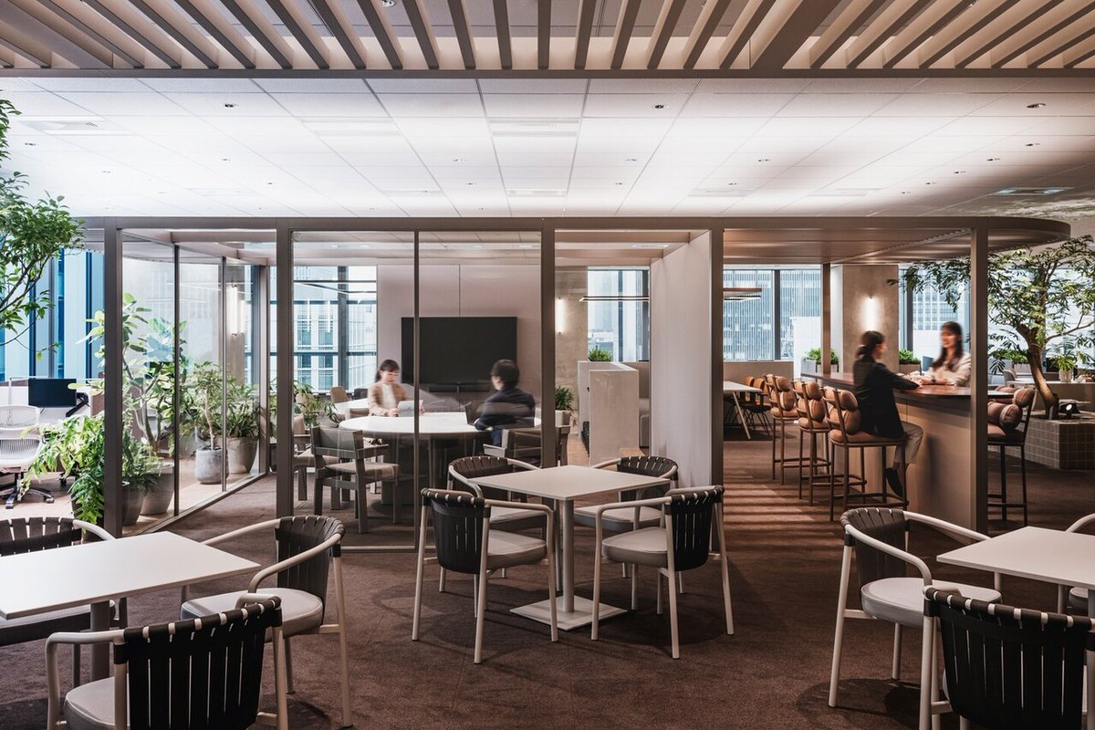 In the heart of Tokyo, ITOKI DESIGN HOUSE redefines how we work — with spaces designed for flexibility, comfort, and collaboration.⁠
⁠
Kettal contributed with Office Pavilions and tailored furniture solutions that define key areas such as the café and meeting zones — combinin…