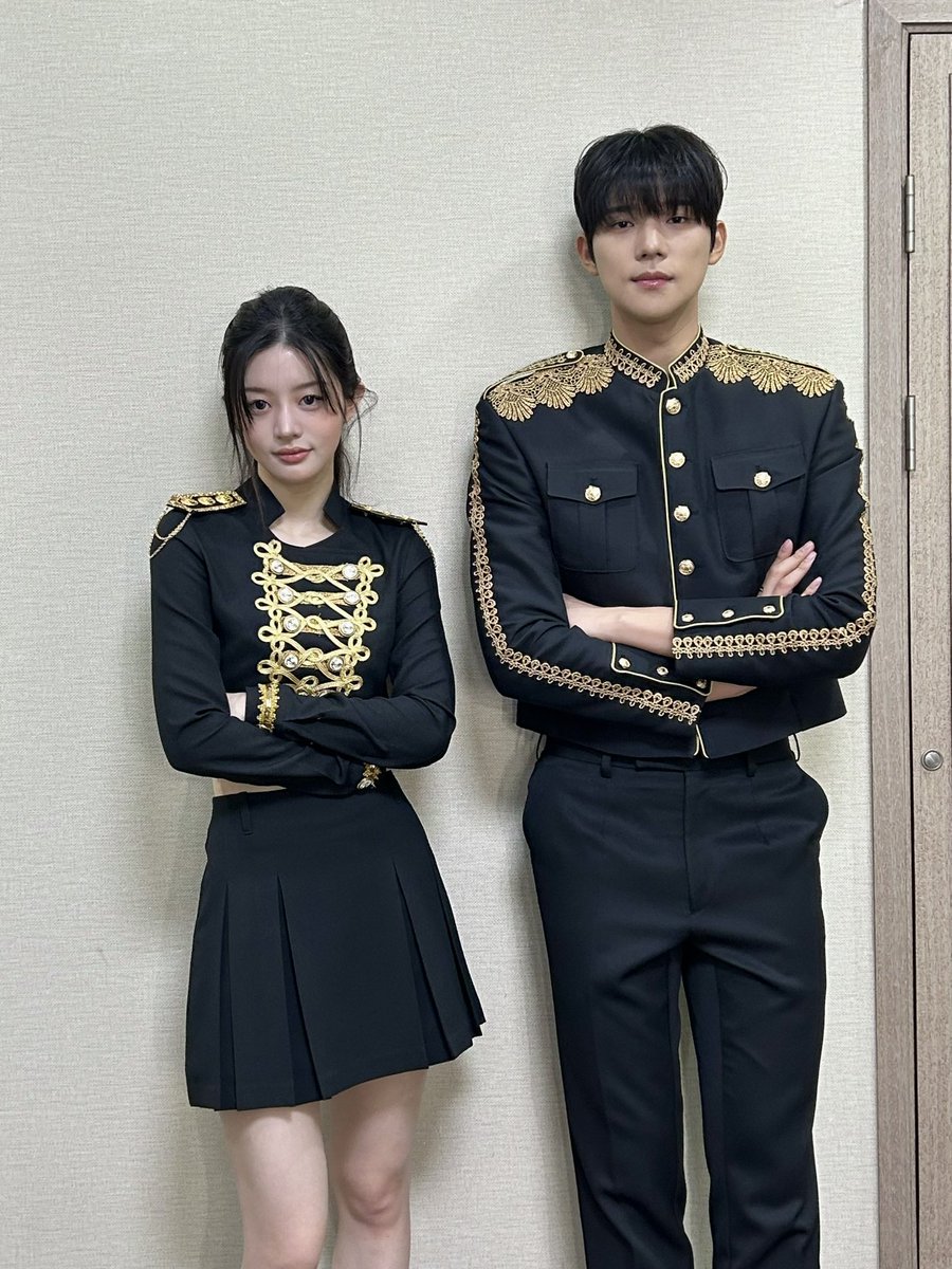 제복 입고 뮤뱅 캐슬에 등장한 상민주 어떠셨나요 🏰
예금주 분들 좋은 주말 보내세요 😊