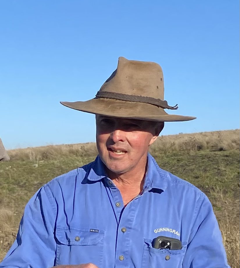 Día #4- Charles en Gunningrah.
Sistema ganadero criador: 5500 ha, 4000 ovejas y 1500 vacas. La base forrajera: 50% de mejoramientos con Falaris y leguminosas. Entore de 14 meses, pastoreo rotativo en potreros de 100has, con resultados de 100% señalada- 90 %preñez.