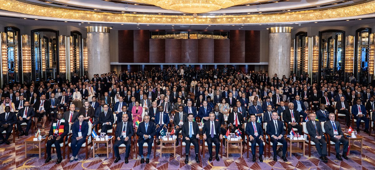 ChineseEmb_Uga's tweet image. The signing ceremony of the Convention on the Establishment of the International Organization for Mediation was held in Hong Kong. Chinese FM Wang Yi attended and addressed the ceremony. Representatives from 33 countries, including Uganda, signed the convention and these…