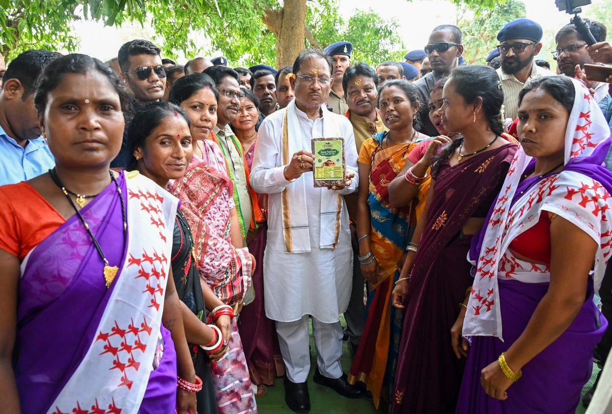 मुख्यमंत्री श्री विष्णु देव साय से जनता का आत्मीय जुड़ाव किसी से छुपा नहीं है। वे जहां भी जाते हैं, स्थानीय जन उनका स्नेहिल स्वागत करते हैं।

बस्तर के ग्राम नारायणपाल में स्व-सहायता समूह की महिलाओं ने मुख्यमंत्री जी को अपने हाथों से तैयार फूड बास्केट भेंट किया, जिसे उन्होंने