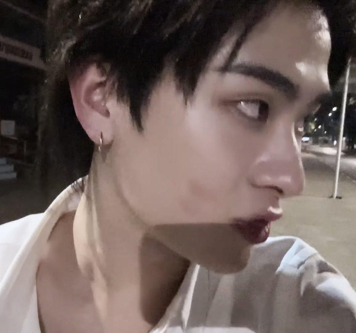 ilyimfari's tweet photo. ใครเข้าใจนักศึกษาแล้วมีรอยลิปตรงแก้มโคตรไทเกอร์ https://t.co/itHDb5HcHi
