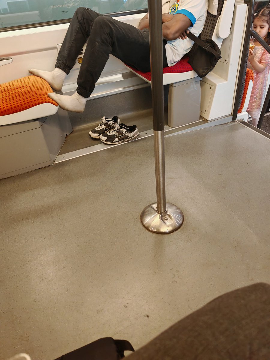 RoukmouteFr's tweet photo. C'est la fête... Les gens pensent qu'ils sont chez eux en fait. https://t.co/2gWghHcOPw