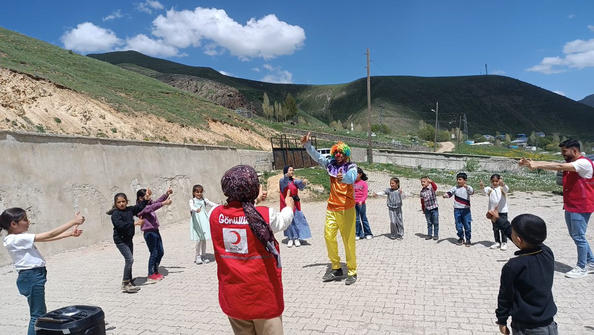 genckizilay04's tweet photo. 📌 Hayrangöl Köyü
Eleşkirt ilçemize bağlı Hayrangöl ilkokulu miniklerini ziyaret ettik. 
Gönüllülerimiz ile birlikte oyunlar oynadık daha sonra öğrencilere götürdüğümüz hediyeleri teslim ettik. 
#DaimaHazır https://t.co/IafNGwv8P2