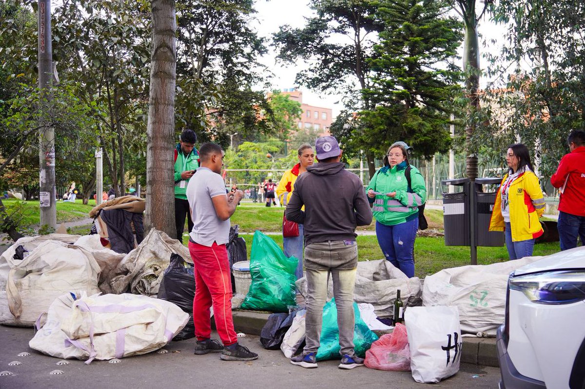 Atendiendo el llamado de la comunidad, se identificó la presencia de carreteros en el sector (Cl 22A con Cr 46) Quinta Paredes - Parque La Luisita, que estaban realizando la separación de residuos sólidos y material aprovechable en la zona. 

🚮 Con el acompañamiento de la