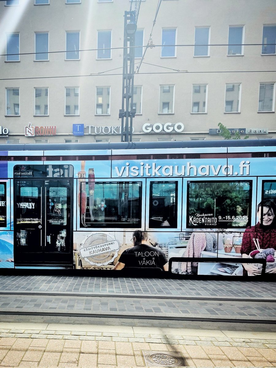 Kuntamarkkinointi on vaikea laji, mutta on loistava idea markkinoida eteläpohjalaista kaupunkia juuri Tampereella ja vieläpä painaa kerralla koko ratikka uuteen kuosiin. Täytyy arvostaa. Nottaristus. #kauhava