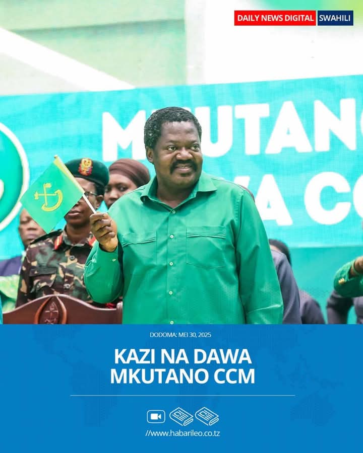 DODOMA; Mwenyekiti wa Chama Cha Mapinduzi (CCM) na Rais wa Tanzania Dk. Samia Suluhu Hassan, akifurahia burudani ya muziki pamoja na Wajumbe wa Mkutano Mkuu Maalum wa CCM Taifa, wakati vikundi mbalimbali vya sanaa ya vilipokuwa vikitumbuiza kabla ya kikao kuanza rasmi leo Ijumaa