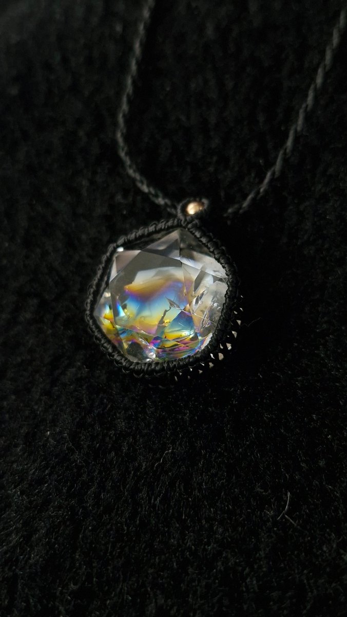 やっぱり美しい
レインボークォーツ
天然水晶に虹の美しいシラーが浮かびあがります✌️

次回展示会は6月20、21、22日
藤沢で開催
tsukinokakera.jp