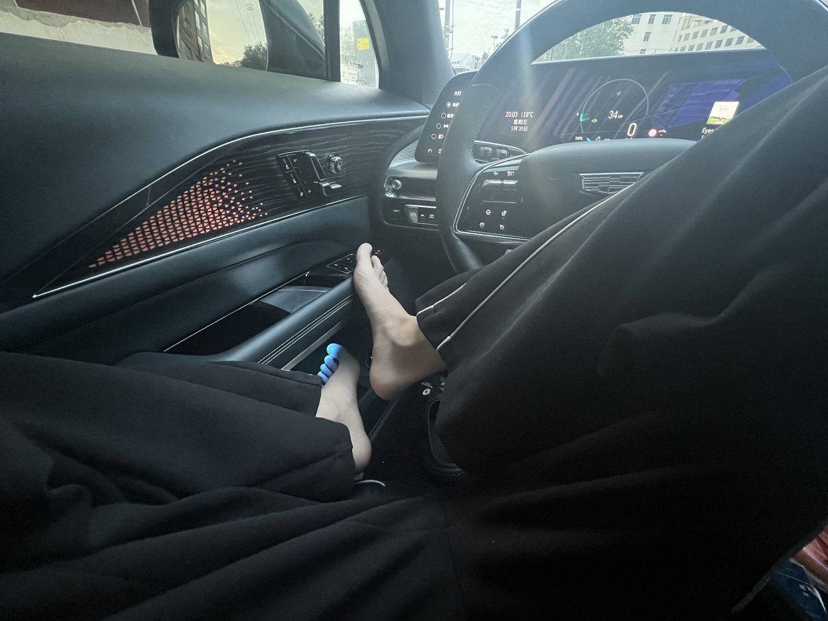 来个乖狗狗舔一下