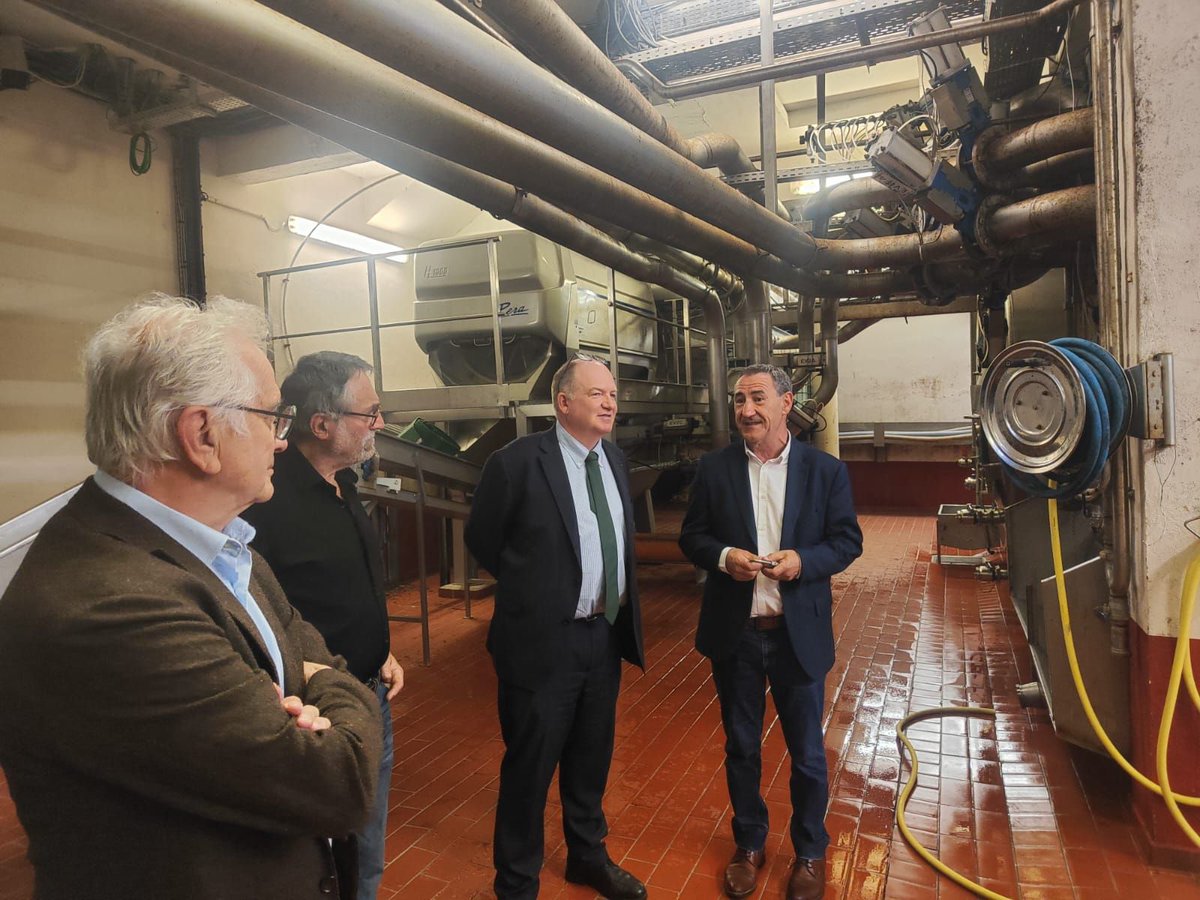 Prefet64's tweet photo. #Territoire | Le Vic-Bilh : un territoire viticole et industriel

🍷 Les appellations Madiran et Pacherenc du Vic-Bilh font la renommée du territoire dans le domaine viticole.
 
Le secrétaire général de la préfecture est allé à la rencontre des acteurs du territoire notamment industriels, viticoles et agro-alimentaires.

L’Etat accompagne les entreprises dans les territoires :

👉 Site industriel "clés en main" Garlin Pyrénées : ce site a été sélectionné par le Gouvernement car immédiatement disponible pour recevoir des activités industrielles ou logistiques ; 
👉 Création d’un nouveau centre de vie artisanal et commercial : l’État a mobilisé 207 204 € au titre de la dotation de soutien à l’investissement local (DSIL)

@Interieur_Gouv @Agri_Gouv