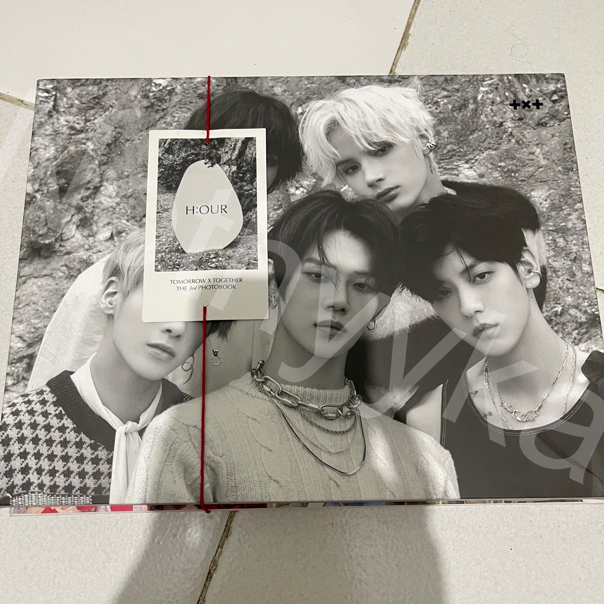 nothyyka's tweet photo. #wts #moj #lfb TXT H:OUR (3rd photobook &amp; extended edition)
• PB masih sealed 
• lengkap semua isinya termasuk PC
• accordion dapat Yeonjun
• take all
• bisa full / split 🍊
• idr 550k net
• pengiriman Jakarta
Dm kalau berminat yaa https://t.co/8S0uFHsb1U