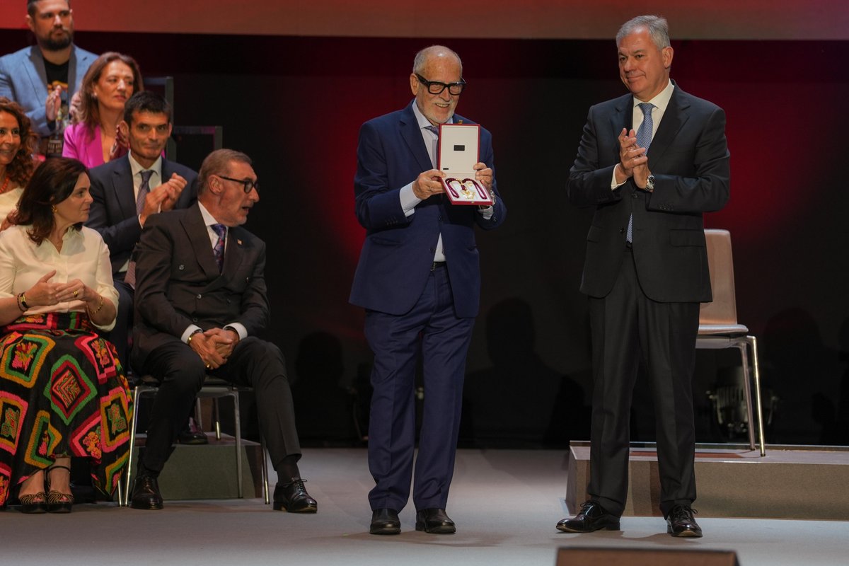 <a href="/camaradesevilla/">Cámara de Comercio de Sevilla</a> <a href="/ElConsejoSev/">Consejo HH y CC Sevilla</a> <a href="/HdadMision/">Hermandad de la Misión</a> <a href="/Hdad_Museo/">Hermandad del Museo</a> <a href="/HdadGranPoder/">Hermandad Gran Poder</a> <a href="/PastoraSoler/">Pastora Soler</a> <a href="/Adhara_ONG/">Adhara - Sevilla Checkpoint</a> <a href="/RadioSevilla/">Radio Sevilla</a> CASA DE EXTREMADURA | 🏅 Medalla de Sevilla 2025

Por mantener las raíces culturales del pueblo extremeño con nuestra ciudad desde hace medio siglo y por ser punto de encuentro de los más de 50 000 extremeños que viven en nuestra provincia.

¡Felicidades!

#DíaSanFernando25