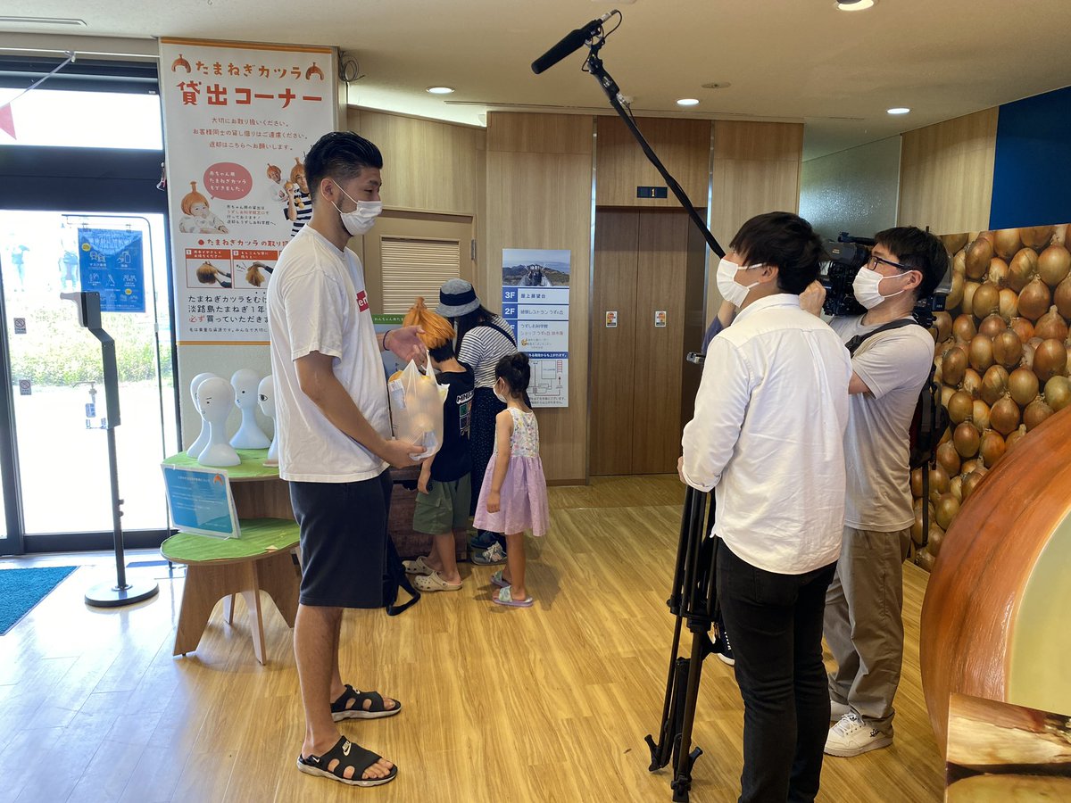 xutianyouyi's tweet photo. 淡路島で1.5㎏のタマネギを獲得してインタビューされた🧔🏻‍♂️も置いておきます🧅
こちらは長尺で放送されました🧅笑
懐かしい🤣🤣🤣 https://t.co/ww8JW1eVWD