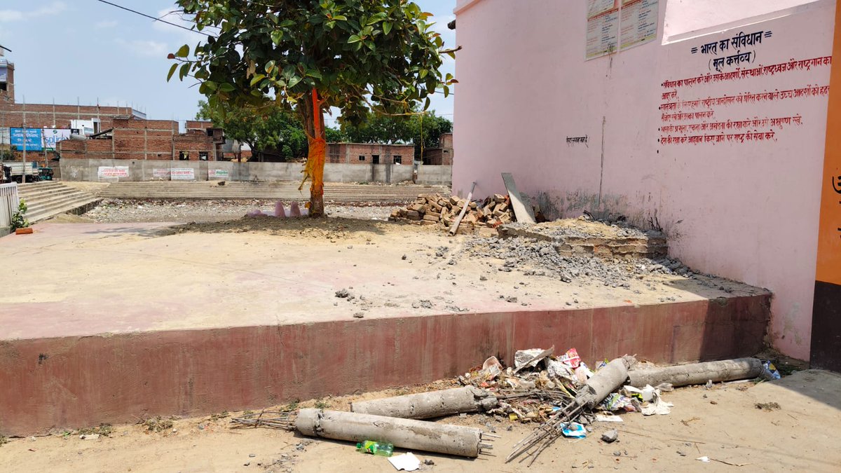 bstvlive's tweet image. → बलिया: शनि मंदिर तोड़ने को लेकर हिंदूवादी संगठनों में आक्रोश
→ ग्रामीणों ने तुरंत शनि मंदिर पुनर्निर्माण की मांग की
→ SDM ने अतिक्रमण की शिकायत पर जबरदस्ती मंदिर तोड़वाया - ग्रामीण
→ प्रशासन ने अतिक्रमण के आधार पर कार्रवाई की - SDM
#BalliaNews #ShaniTemple #CommunityProtest