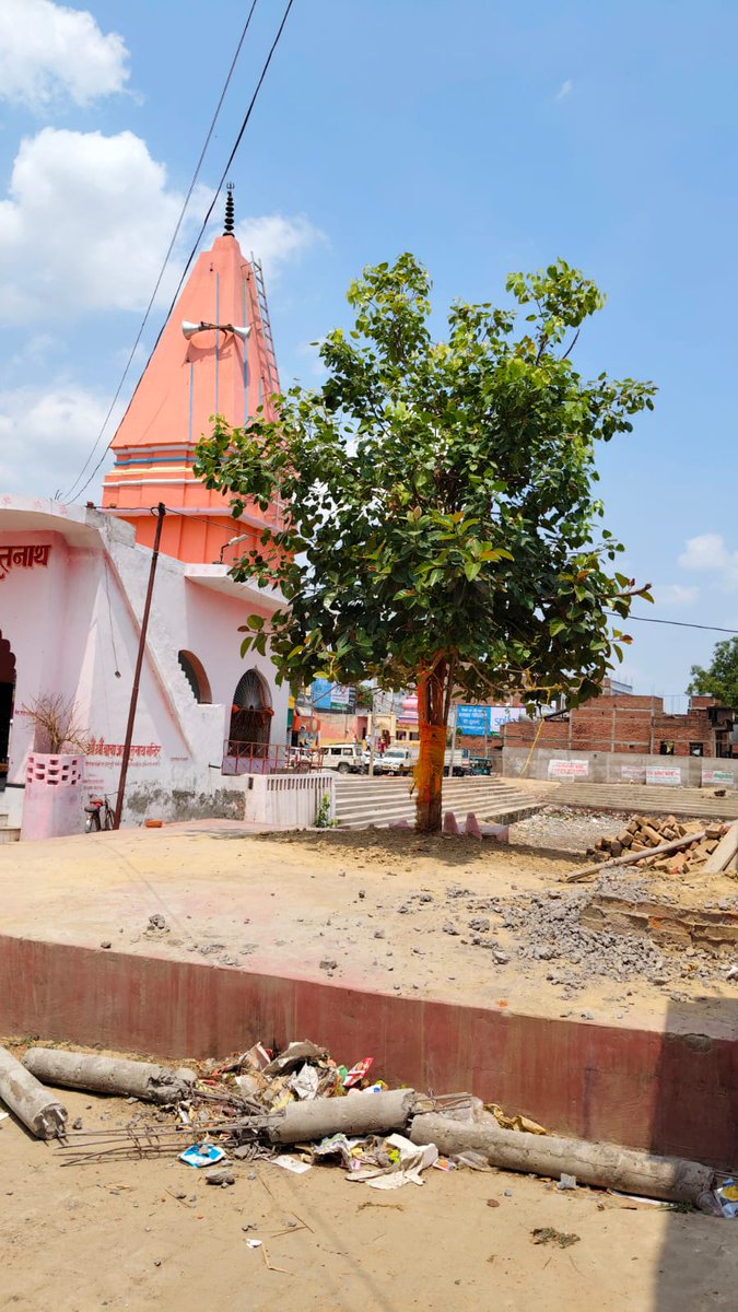 bstvlive's tweet image. → बलिया: शनि मंदिर तोड़ने को लेकर हिंदूवादी संगठनों में आक्रोश
→ ग्रामीणों ने तुरंत शनि मंदिर पुनर्निर्माण की मांग की
→ SDM ने अतिक्रमण की शिकायत पर जबरदस्ती मंदिर तोड़वाया - ग्रामीण
→ प्रशासन ने अतिक्रमण के आधार पर कार्रवाई की - SDM
#BalliaNews #ShaniTemple #CommunityProtest