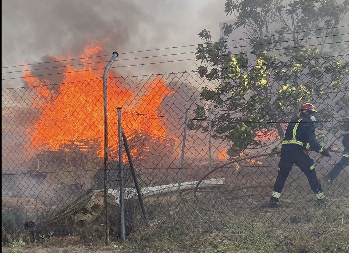 112 Comunidad de Madrid (@112cmadrid) on Twitter photo ⚠️ Precaución. Estos días se esperan temperaturas muy altas en las <a href="/ComunidadMadrid/">Comunidad de Madrid</a>.
Si ves humo o fuego 🔥 llama al 1-1-2.
#0Incendios
#MadridProtegido
#ASEM112 ⚠️ Precaución. Estos días se esperan temperaturas muy altas en las <a href="/ComunidadMadrid/">Comunidad de Madrid</a>.
Si ves humo o fuego 🔥 llama al 1-1-2.
#0Incendios
#MadridProtegido
#ASEM112