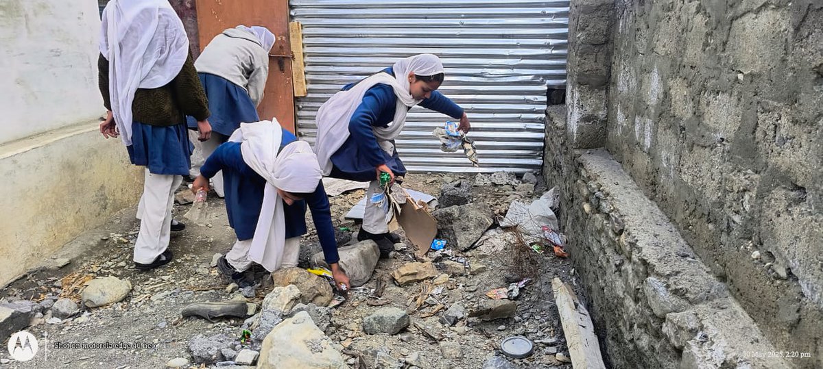airnewskargil's tweet photo. As part of #EnvironmentalWeek, PM SHRI Govt High School Thasgam, Drass, held a cleanliness drive under leadership of Headmaster Haji Akbar Ali
Students &amp; staff cleaned school surroundings and raised awareness on cleanliness &amp; environmental conservation #SwachhBharat
@dse_ladakh https://t.co/slOYlwWo8r