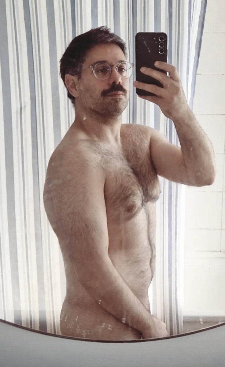 aGreekDad's tweet photo. Dirty mirror = dirty man https://t.co/HrdsMByEv9