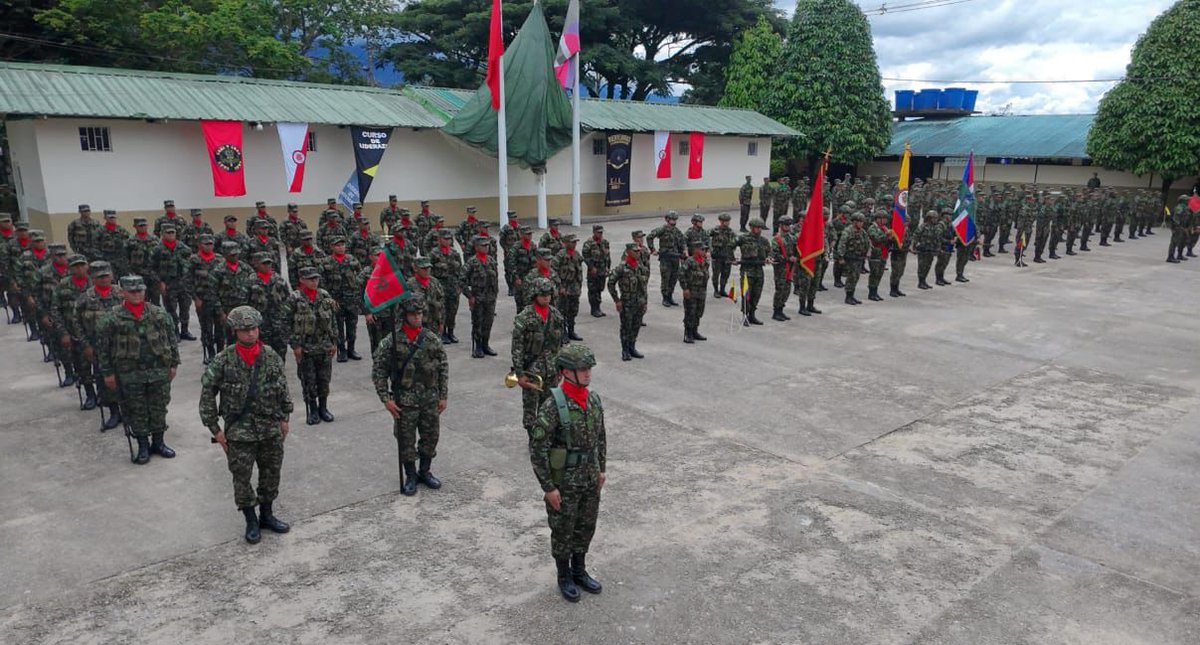 Ejercito_Div4's tweet photo. En San Luis de Cubarral, #Meta, soldados del primer contingente 2025 de la #SéptimaBrigada realizaron su juramento de bandera, reafirmando su compromiso con la patria, la seguridad nacional y la construcción de país. 

Un acto solemne de honor y lealtad.
#PatriaHonorLealtad https://t.co/rloAeUzDNe