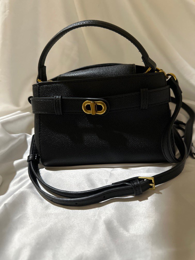 GaladrielGleam's tweet photo. WTS, lagi BU 😥
tas Charles and Keith, Kw an sih. 
Ga pernah dipake karna beli tas lain yang modelnya mirip.
jual murah aja dehh 🥲

✨98k ajaahh✨ https://t.co/nwCyOudeSw