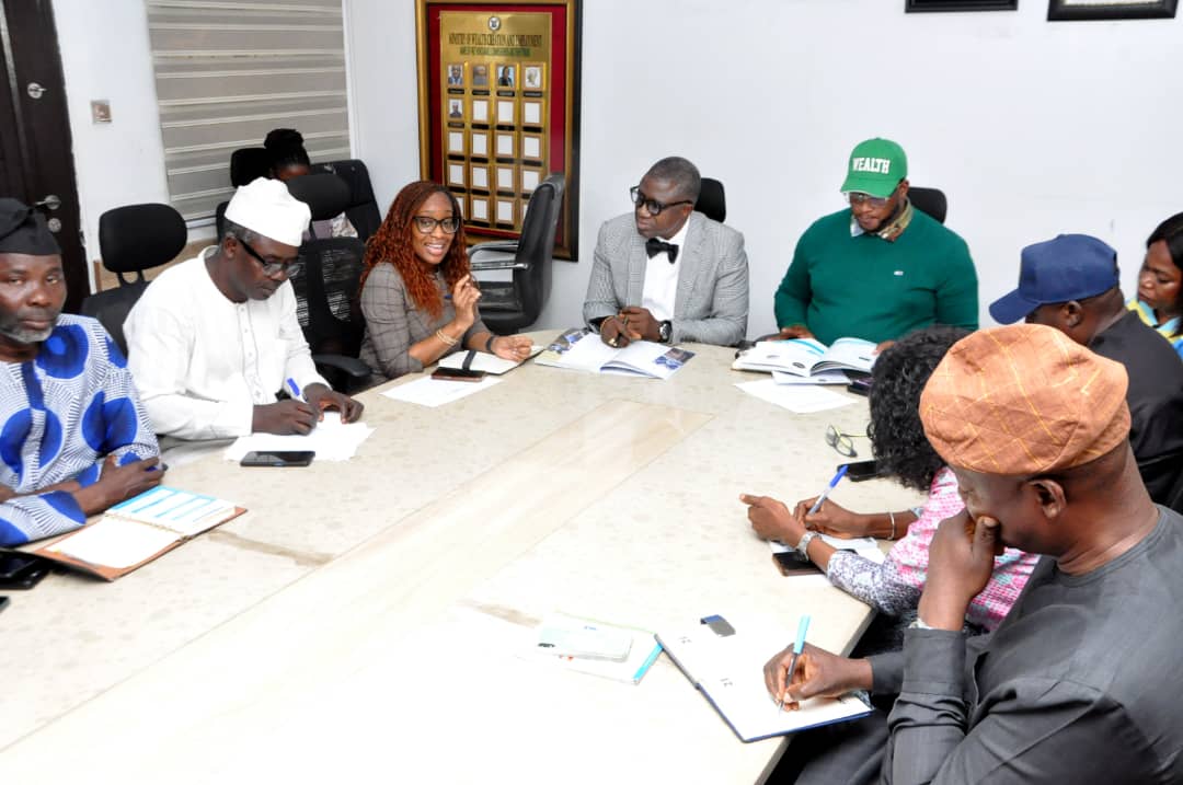 followlasg's tweet photo. COMMISSIONER RECEIVES DELEGATION FROM LAGOS RESILIENCE STRATEGY OFFICE

https://t.co/H2MwR50dbE

@jidesanwoolu @drobafemihamzat @MinOfWCLag @lagosresilience @gbenga_omo @gboyegaakosile @BSaluHundeyin @Mr_JAGs @Riddwane 
#AGreaterLagosRising 
#LASG https://t.co/dTFpGOnysy