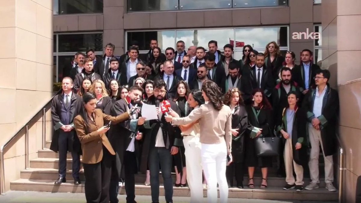 cumhuriyetgzt1's tweet photo. İBB soruşturması avukatlarından adliye önünde eylem: ‘Soruşturma şeffaf yürütülmeli’
https://t.co/nbnxvM3un1 https://t.co/DaI832qDhc