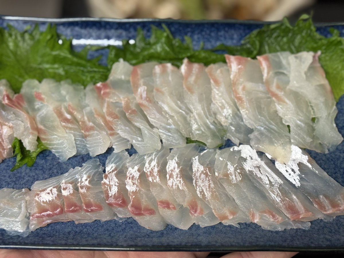 今日は豚バラ大根鍋🍲と
タイの切り身が半額だったので刺身に🐟

塩麹ダレがまたうまい😋

#キッチンドランカー部