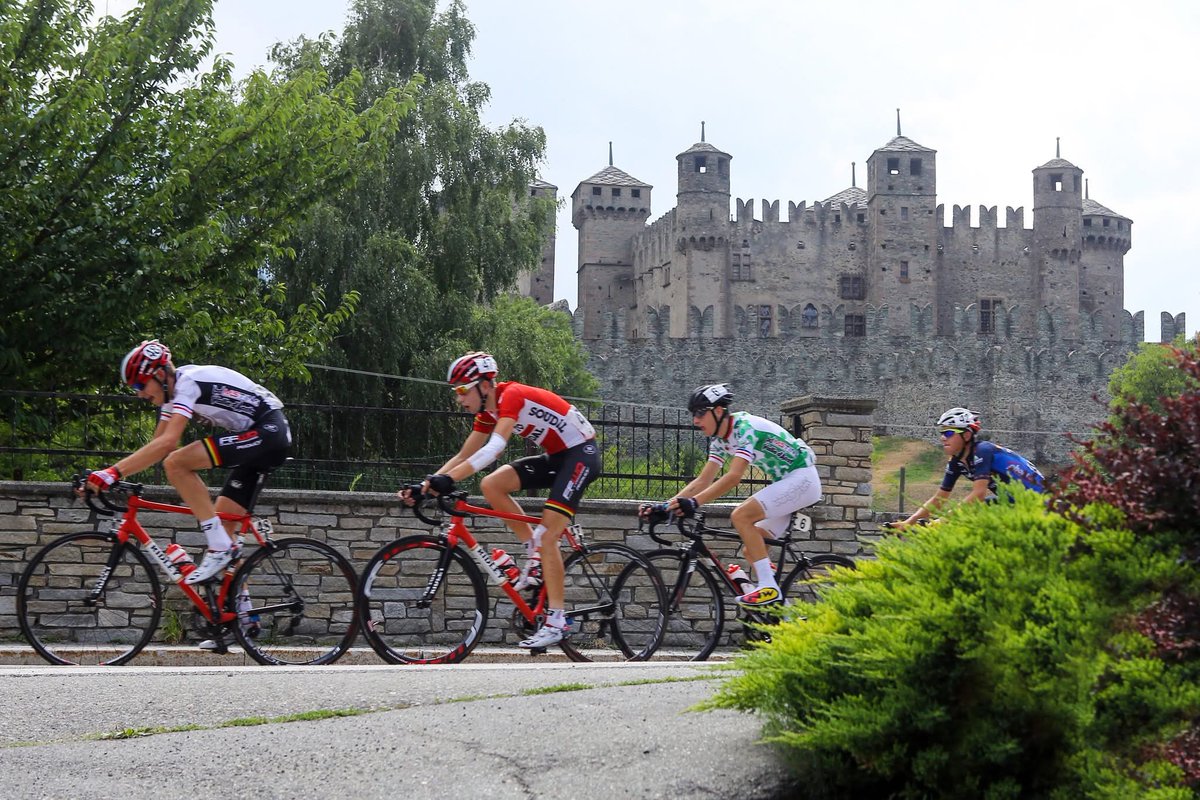 Exploring #AostaValley on two wheels 🚴
If you love cycling, the Aosta region is home to many scenic routes. From the most accessible - along the bike paths of the valley floor or among vineyards and castles - to the most challenging, which lead you up to the great alpine passes.