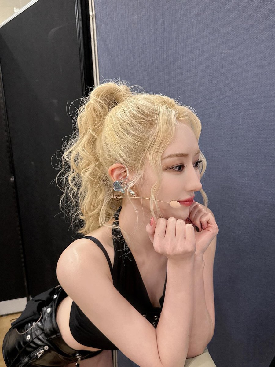 SINGNlE's tweet photo. i’m so obsessed with this look https://t.co/iRYCgBDKMf