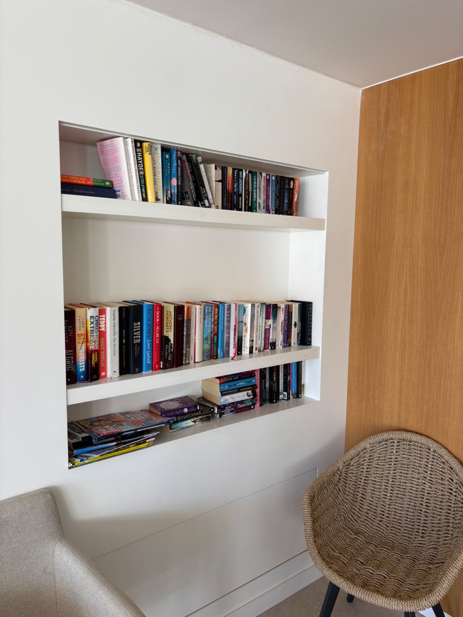 AIrvingWriter's tweet image. When you suss out another hotel and check the library before booking #booktwt #readersoftwitter #authorscommunity