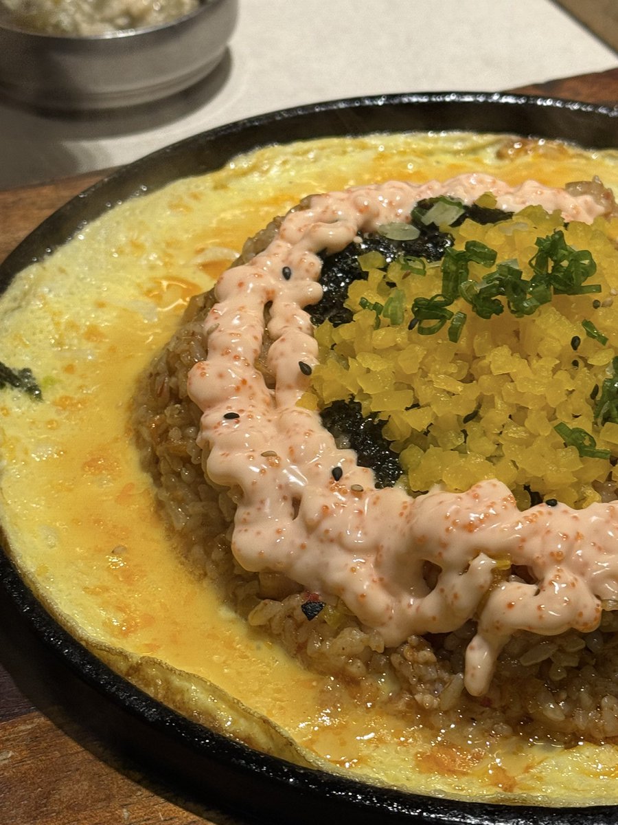 _mnmnwewe's tweet photo. 【オススメご飯🇰🇷②】

江南駅5番出口から徒歩3分🚶🏻
📍고깃집열(焼肉店ヨル)

お肉はオススメのセット頼んだけど美味しすぎた〜！食べ方にバリエーションがあって、動画の手前の麺と合わせて食べるの美味しかったよ🫶🏻
2枚目の炒飯も最高だからまじで食べてほしい
有名なミシュランのお店より好きかも… https://t.co/ZT63a4GzN0