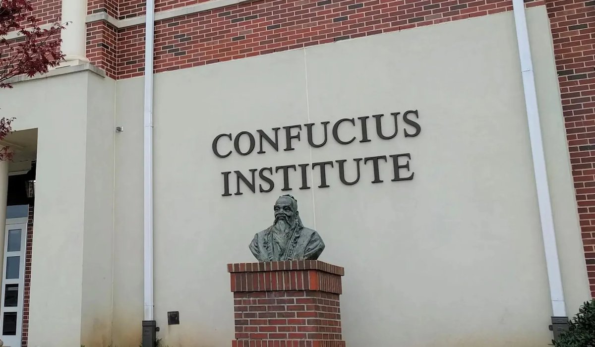🧵Unveiling Confucius Institutes:Thread on Hidden Risks &amp; Foreign Influence in Academia

1️⃣ What are Confucius Institutes (CI)?
Marketed as centers promoting Chinese language &amp; culture, CI’s are directly funded and controlled by Chinese govt. Their intentions go  beyond education