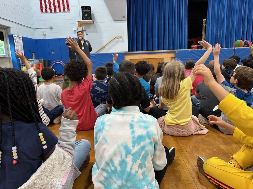 Nicolas Carra, the Mayor of Raritan Borough, was able to stop by John F. Kennedy Primary School on Thursday, May 29,  to answer questions about local government!  The 3rd Grade students and staff were grateful that he visited his alma mater, JFK.