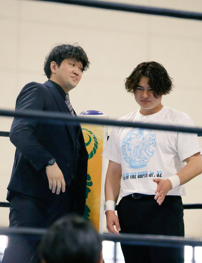 5.25.2025ポートメッセなごや
金丸選手のウィスキーミストの時
とっても嫌な顔してました😅
#njpw #BOSJ32
#渡辺大星 アナウンサー
#坂本祐哉 レフェリー