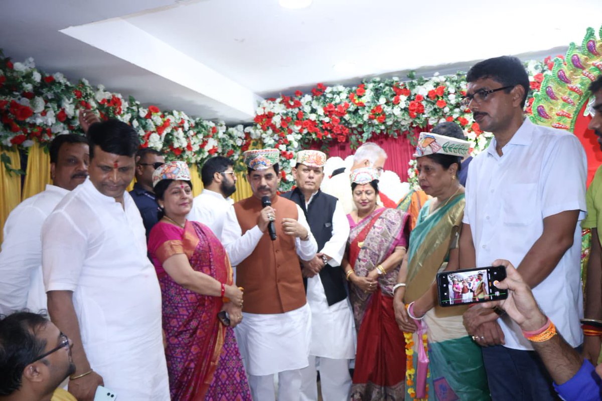 ShahnawazBJP's tweet photo. छोटे भाई युवा चेतना प्रमुख श्री रोहित कुमार सिंह द्वारा पटना में आयोजित श्री विद्या त्रिकोटि कुमकुमार्चन महायज्ञ में शामिल होकर वरिष्ठ संत स्वामी अभिषेक ब्रह्मचारी जी का सानिध्य प्राप्त किया एवं उपस्थित श्रद्धालुओं को संबोधित किया। https://t.co/FVmZlnn2CH