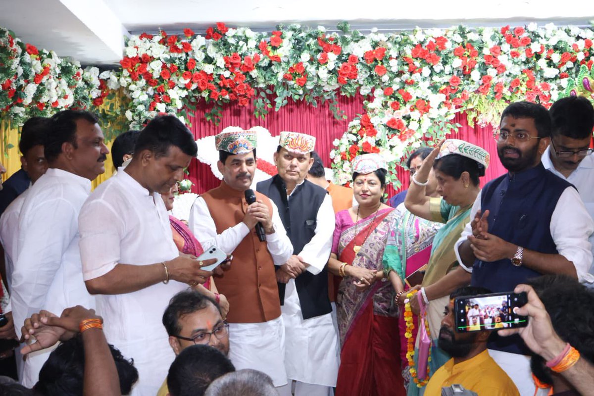 ShahnawazBJP's tweet photo. छोटे भाई युवा चेतना प्रमुख श्री रोहित कुमार सिंह द्वारा पटना में आयोजित श्री विद्या त्रिकोटि कुमकुमार्चन महायज्ञ में शामिल होकर वरिष्ठ संत स्वामी अभिषेक ब्रह्मचारी जी का सानिध्य प्राप्त किया एवं उपस्थित श्रद्धालुओं को संबोधित किया। https://t.co/FVmZlnn2CH