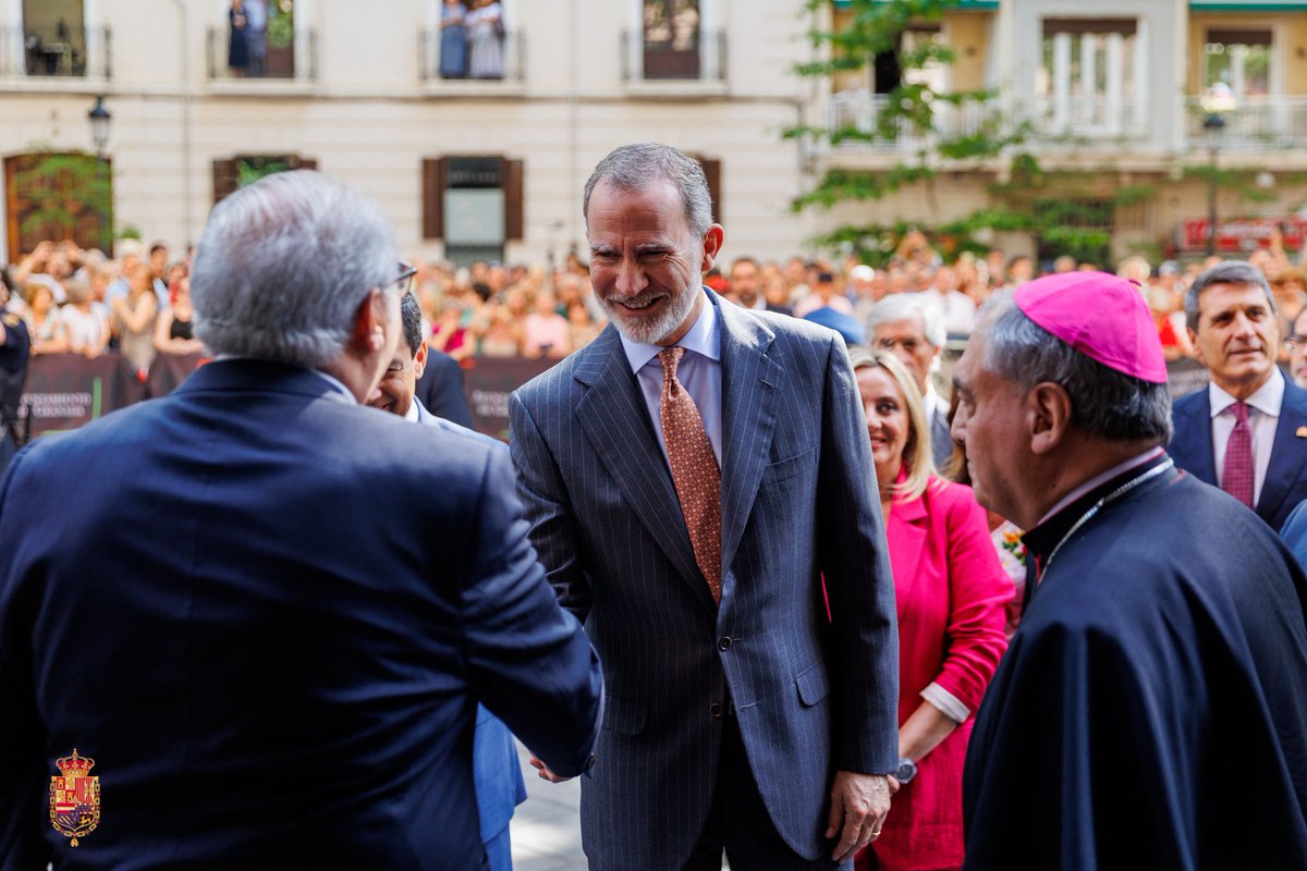 ,pasando por todos los monarcas de nuestra historia, hoy su Majestad el Rey ha recogido su medalla como Hermano Mayor Perpetuo. 
Una mañana histórica que sigue engrandeciendo las páginas de la historia de amor más bella de Granada, la devoción por Nuestra Excelsa Patrona.